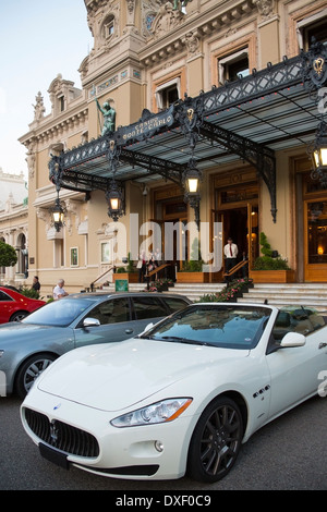 Costose automobili al di fuori del casinò di Monte Carlo a Monaco. Foto Stock