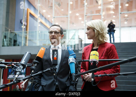 Berlino, Germania. Marzo 25th, 2014. Heiko Maas, Ministro federale della giustizia e dei consumatori, protectionand e Manuela Schwesig, Cancelliere federale per la famiglia, gli anziani, le donne e i giovani, per le "linee guida per la procedura legislativa per la pari partecipazione di uomini e donne in posizioni di leadership nel settore privato e nel servizio civile a livello federale conferenza stampa a Berlino. Immagine: Manuela Schwesig (SPD), Ministro tedesco della famiglia, e Heiko Maas, ministro tedesco della giustizia e per la tutela dei consumatori. Credito: Reynaldo Chaib Paganelli/Alamy Live News Foto Stock