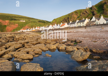 Il villaggio di Pennan nella luce della sera, Aberdeenshire, Scozia. Foto Stock