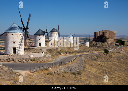 I mulini a vento e il castello di Consuegra nella Mancha di Spagna centrale. Foto Stock