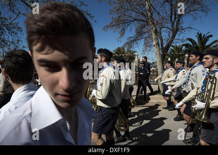 Salonicco, Grecia. 25 Mar, 2014. Gli studenti e i gruppi musicali prima dell' inizio della sfilata. Studente sfilata per celebrare la Grecia del giorno di indipendenza sotto le misure di polizia che ha chiuso centrale di Salonicco del popolo per il timore di proteste contro il governo di Salonicco, Grecia il 25 marzo 2014. Credito: Konstantinos Tsakalidis/Alamy Live News Foto Stock