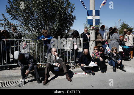 Salonicco, Grecia. 25 Mar, 2014. Le persone si sono riunite per guardare la sfilata. Studente sfilata per celebrare la Grecia del giorno di indipendenza sotto le misure di polizia che ha chiuso centrale di Salonicco del popolo per il timore di proteste contro il governo di Salonicco, Grecia il 25 marzo 2014. Credito: Konstantinos Tsakalidis/Alamy Live News Foto Stock