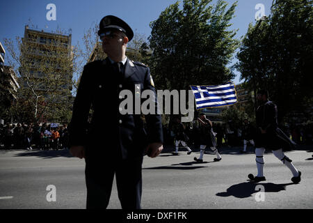 Salonicco, Grecia. 25 Mar, 2014. Studente sfilata per celebrare la Grecia del giorno di indipendenza sotto le misure di polizia che ha chiuso centrale di Salonicco del popolo per il timore di proteste contro il governo di Salonicco, Grecia il 25 marzo 2014. Credito: Konstantinos Tsakalidis/Alamy Live News Foto Stock