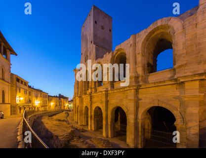 L' Anfiteatro romano nel centro storico della città di Arles in Provenza nel sud della Francia. Foto Stock