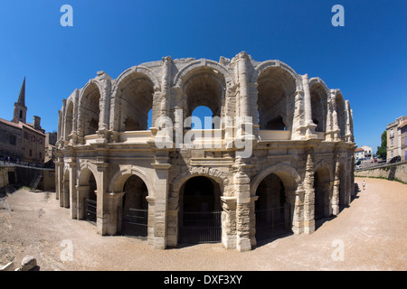 L' Anfiteatro romano nel centro storico della città di Arles in Provenza nel sud della Francia. Foto Stock