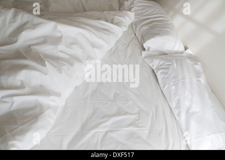 Vista di un letto disfatto Foto Stock