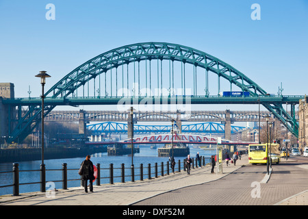 Newcastle upon Tyne skyline gateshead ponti sul fiume Tyne Tyne and Wear Tyneside Inghilterra UK GB EU Europe Foto Stock