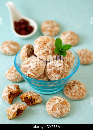 Biscotti farciti con marmellata di mirtilli rossi. Ricetta disponibile. Foto Stock