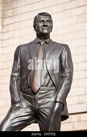 Statua di bronzo di Sir Bobby Robson al di fuori di St James Park home di Newcastle United Football Club newcastle upon tyne Inghilterra gb Foto Stock