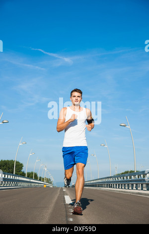 Giovane uomo che corre, Worm, Renania-Palatinato, Germania Foto Stock