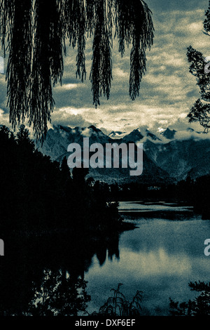 Bellissimo paesaggio scuro a Mount Cook, Alpi del Sud, Nuova Zelanda. Tonica sgranate 35mm scansione pellicola. Foto Stock