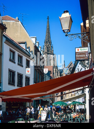 Cafe terrazza in Enrichetta street e St Etienne tempio protestante Mulhouse Alsace Francia Foto Stock