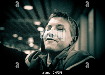 Primo piano della coppia sorridente cool uomo in felpa con cappuccio. Tonica sgranate 35mm scansione pellicola. Foto Stock