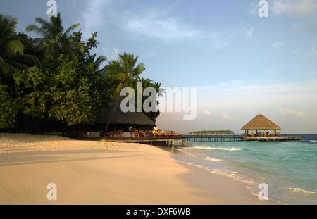 Una vacanza di lusso resort su una piccola isola tropicale le Maldive nell'Oceano Indiano. Foto Stock