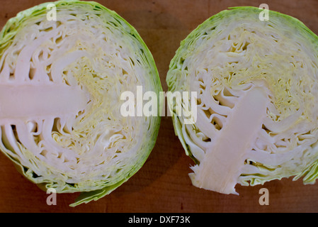 Testa di cavolo tagliate a metà Foto Stock