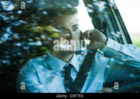 Imprenditore tramite telefono cellulare e la guida, Mannheim, Baden-Württemberg, Germania Foto Stock
