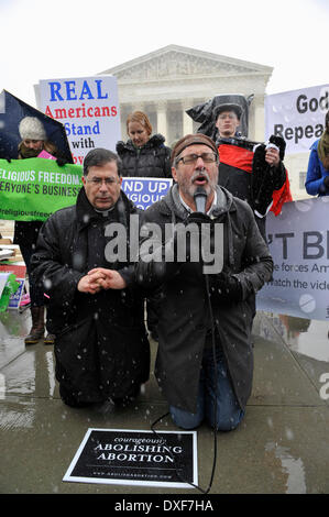 Washington, DC, Stati Uniti d'America. 25 Mar, 2014. Gli avversari di ''Obamacare'' e contraccezione sono guidati nella preghiera di Padre FRANK PAVONE (sinistra) e il Rev. PATRICK MAHONEY nella parte anteriore di U.S. Corte Suprema corte sente twin sfide per il diritto della salute. I casi portati da due aziende, Hobby Lobby Conestoga e specialità di legno, sfida una prestazione di cure accessibili atto che richiede molti datori di lavoro di fornire ai lavoratori di sesso femminile con una copertura assicurativa completa per una varietà di metodi di contraccezione. Credito: Jay Mallin/ZUMAPRESS.com/Alamy Live News Foto Stock