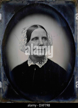 Questa foto mostra una donna non identificata, che cattura un momento dal passato. L'immagine riflette la moda vintage e il contesto culturale del periodo in cui è stata scattata. Foto Stock