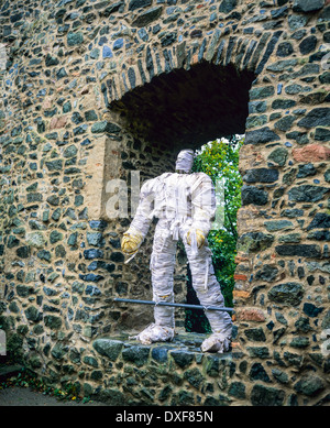 Castello Burg Frankenstein 13 ° secolo con decorazione Halloween, mostro, finestra, Mühltal, Assia, Germania, Europa Foto Stock