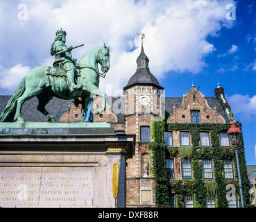 Johann Wilhelm II, - Jan Wellem secondo elettore statua equestre e vecchio municipio del XVI secolo Düsseldorf Germania Europa Foto Stock