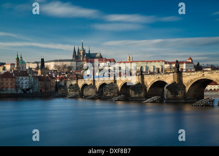 Il quartiere del castello, la Cattedrale di San Vito e il Ponte Carlo sul fiume Moldava, Praga, Repubblica Ceca Foto Stock