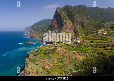 Villaggio di Boaventura e l Arco de Sao Jorge (mountain range) sulla costa settentrionale dell'isola portoghese di Madeira Foto Stock