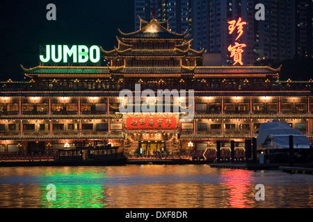 Il famoso ristorante galleggiante Jumbo, ad Aberdeen Porto di Hong Kong. Foto Stock