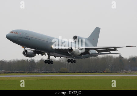 Gli aerei TriStar operati dalla RAF atterrarono per l'ultima volta per lo stoccaggio e presumibilmente per la demolizione. La Royal Air Force condusse la sua ultima missione operativa con il Lockheed TriStar il 24 marzo 2014 Foto Stock