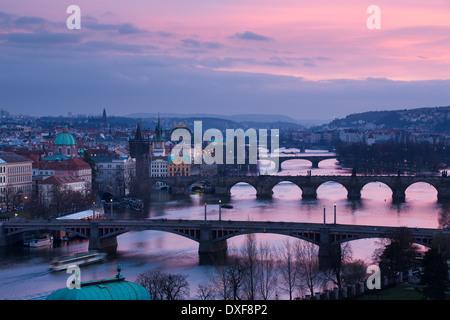 La criniera, Charles e la legione dei ponti che attraversano il fiume Moldava al tramonto, con la Città Vecchia sulla sinistra, Praga, Repubblica Ceca Foto Stock