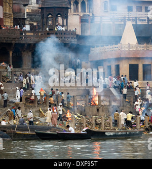 Cremazione indù Ghats sulle rive del fiume sacro Gange a Varanasi (Benares) in Uttar Pradesh regione dell India Foto Stock