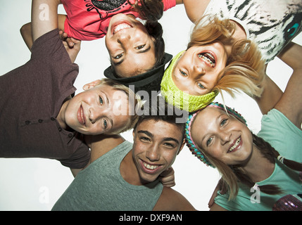 Gruppo di bambini nel cerchio, sorridente e guardando verso il basso alla fotocamera, Germania Foto Stock