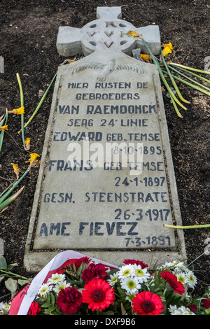 La prima guerra mondiale oggetto contrassegnato per la rimozione definitiva dei fratelli Van Raemdonck e Amé Fiévez nella cripta di IJzertoren / Yser Tower, guerra mondiale una memorial, Diksmuide Foto Stock