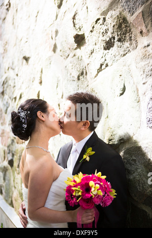 Ritratto di coppia sposata Kissing all'aperto, Toronto, Ontario, Canada Foto Stock
