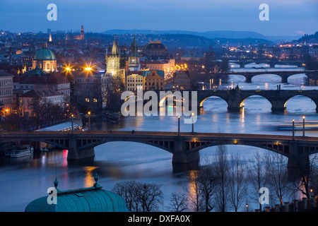 La criniera, Charles e la legione dei ponti che attraversano il fiume Moldava al tramonto, con la Città Vecchia sulla sinistra, Praga, Repubblica Ceca Foto Stock