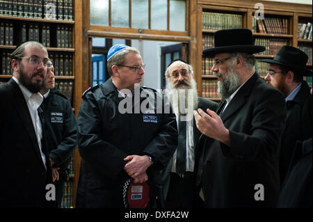 London, Regno Unito - 25 Marzo 2014: Rabbi Levi Schapiro (secondo da destra) mostra Assistente Commissario di polizia Simon Byrne (terzo da sinistra) l'interno del Regno alla sinagoga di Stamford Hill Credito: Piero Cruciatti/Alamy Live News Foto Stock