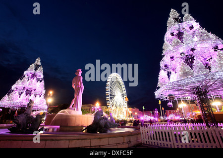 Aperto il mercato di Natale nella bella città, Place Massena. Foto Stock