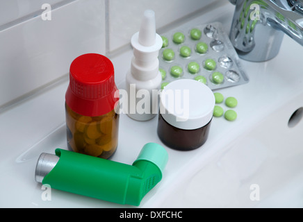 Varietà di medicine sul lavandino del bagno, studio shot Foto Stock