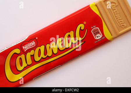 Barretta di cioccolato Nestlé Nestle Caramac su sfondo bianco, guardando dall'alto Foto Stock