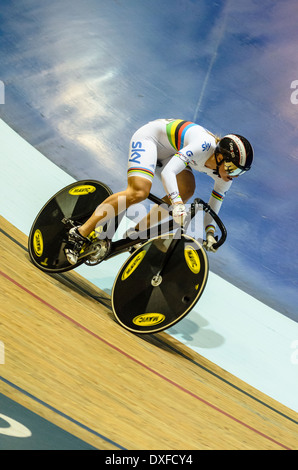 2013 World Champion Sprint Becky James racing in Rivoluzione serie incontriamo al Manchester Velodrome o Nazionale Centro di ciclismo Foto Stock