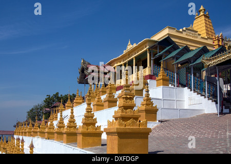 U Min Thonze grotta - molto venerato tempio buddista a Sagaing nel Myanmar (Birmania) Foto Stock
