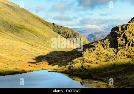 Tende da Styhead Tarn nel cuore del distretto del lago con Blencathra distanti o a doppio spiovente in cloud Foto Stock