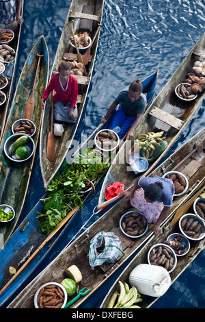 Natives selliing prodotti a un Liveaboard, Melanesia, Oceano Pacifico Isole Salomone Foto Stock