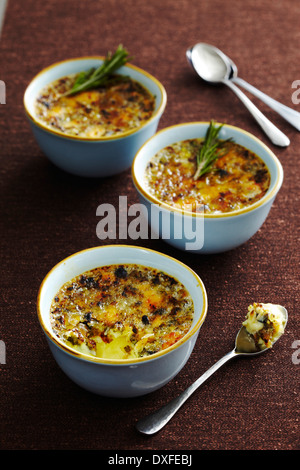 Brulee salati in piccole ciotole con cucchiai, studio shot Foto Stock