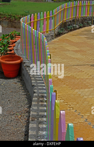 In legno colorato composto, parete in una scuola di Pune, Maharashtra, India Foto Stock