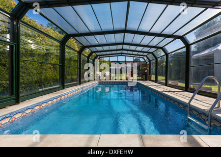 Una piscina nel giardino di una grande proprietà di paese in Inghilterra (proprietà rilasciato) Foto Stock