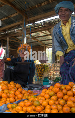 La vendita di arance al mercato Ywama sul Lago Inle in Myanmar (Birmania) Foto Stock