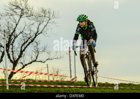 Concorrente nella junior ciclocross gara a Cockerham Lancashire Inghilterra Foto Stock