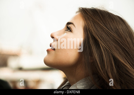 Close-up ritratto di ragazza adolescente guardando verso l'alto, Germania Foto Stock