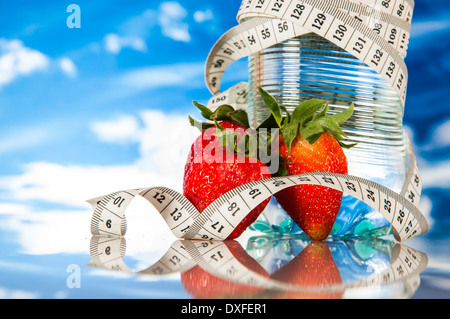 Brillanti e saturi composizione fitness con cielo blu sullo sfondo Foto Stock