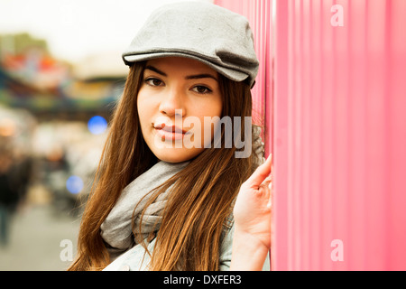 Close-up ritratto di ragazza adolescente indossando hat al parco di divertimenti, guardando la telecamera, Germania Foto Stock